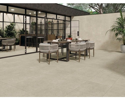 Terrasse mit Esstisch und Stühlen, ausgestattet mit Bodenfliesen