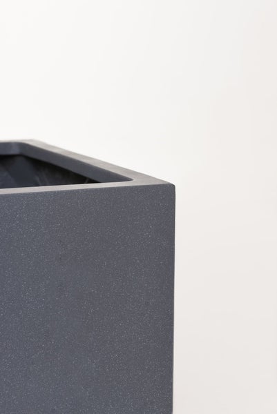 Detailaufnahme eines quadratischen Pflanzkübels in Anthrazit mit Granitoptik für Garten und Balkon.