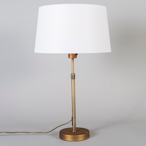 Tischleuchte mit weißem Lampenschirm und Metallsockel