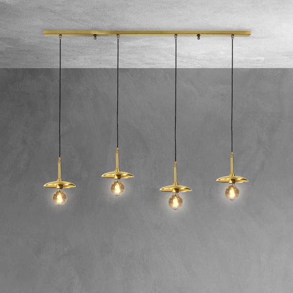 Vierflammige Pendelleuchte mit Metallelementen und Glühbirnen