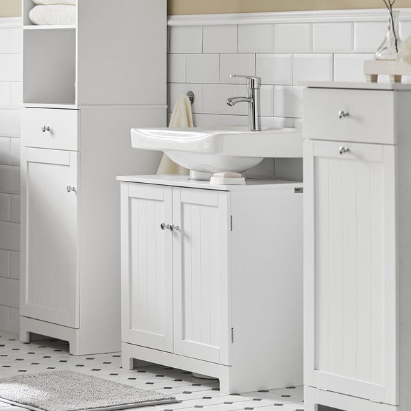 Badezimmer mit Waschbecken, Unterschrank und Hochschrank im Landhausstil