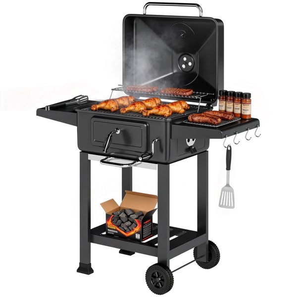 Schwarzer Holzkohlegrill-Wagen aus Stahl mit Deckel, Seitenablagen, Grillbesteck, Gewürzen, Fleisch und Holzkohle auf der unteren Ablage.