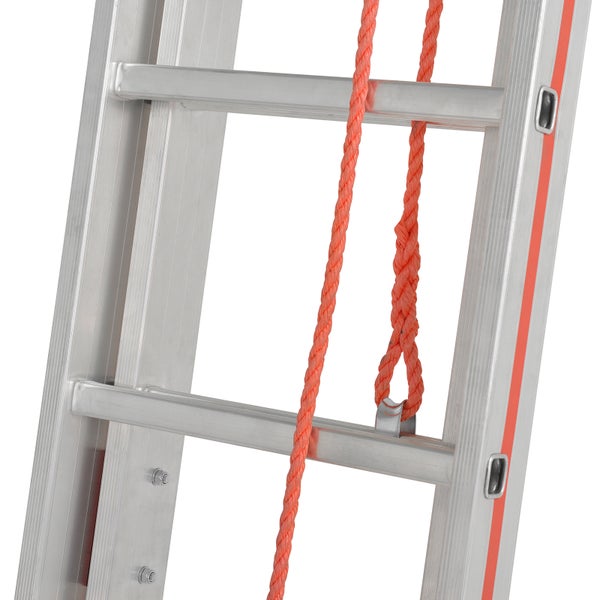 Detailansicht einer Aluminiumleiter mit Seil