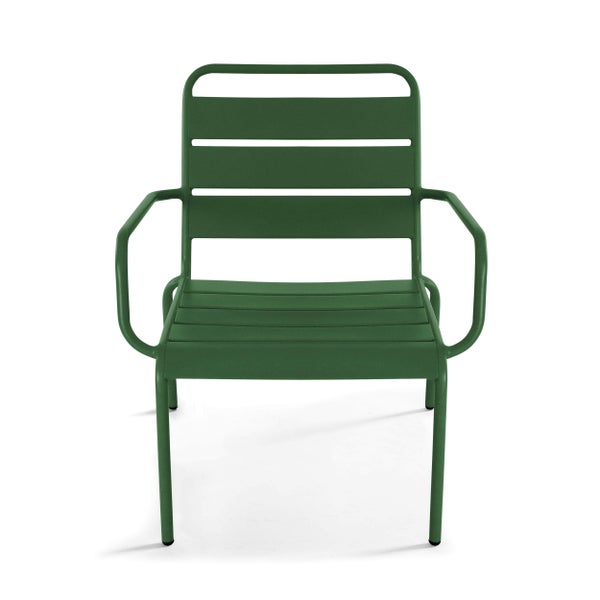 Grüner Gartenstuhl aus Metall mit Armlehnen und Latten-Design, Rückansicht.