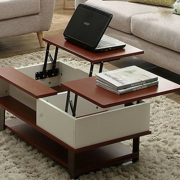 Couchtisch mit ausklappbarer Tischplatte, Laptop und Büchern aufgestellt.
