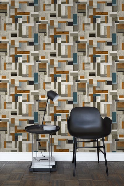 Wohnraum mit gemusterter Tapete in Holzoptik, Tisch und Stuhl