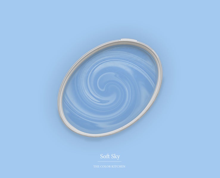 Hellblaue Wandfarbe Soft Sky von The Color Kitchen in einem ovalen Gebinde mit Farbwirbel.