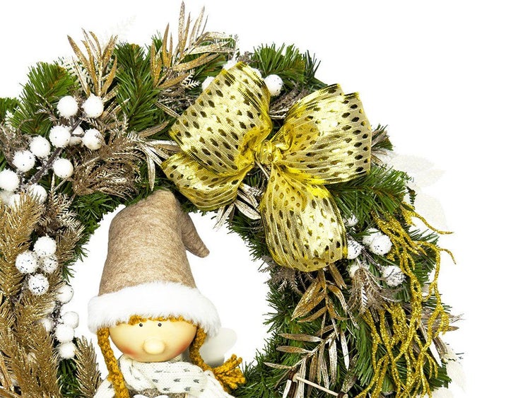 Weihnachtskranz mit künstlichen Tannenzweigen, Dekorationen, goldenen Schleifen und einer Wichtelfigur als festliche Wanddekoration.