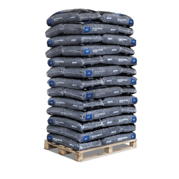 Ein Stapel mit 60-Liter-Säcken Hackschnitzel auf einer Holzpalette.