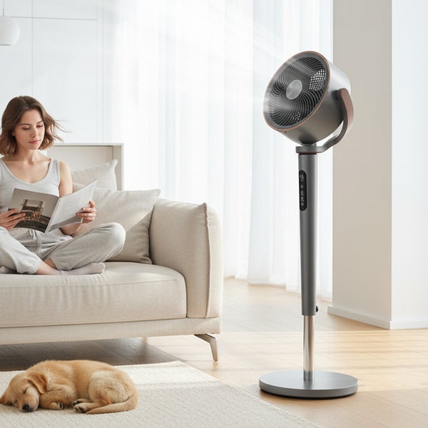 Modernes Wohnzimmer mit einem grauen Standventilator, einer Frau, die auf dem Sofa liest, und einem schlafenden Welpen.