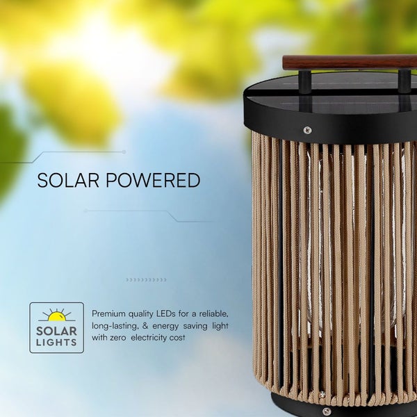Solarleuchte mit Holzgriff und geflochtenem Lampenschirm