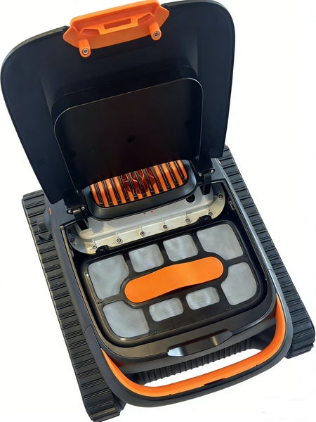Schwarzer Poolroboter mit Raupenantrieb, orangen Akzenten, geöffnetem Deckel und sichtbarem Filterkorb.