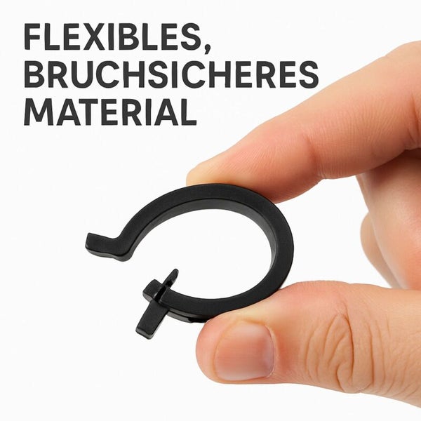 Eine Hand hält eine schwarze Rohrschelle aus flexiblem Material.