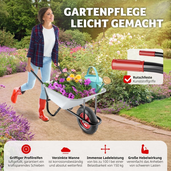 Frau schiebt eine Schubkarre voller Blumen durch den Garten