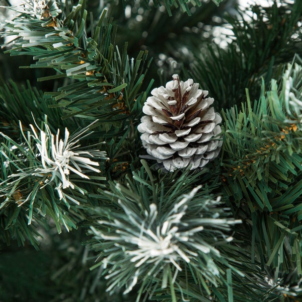 Detailaufnahme eines Weihnachtsbaums mit Tannenzapfen und Dekoration