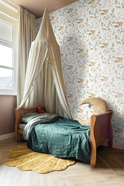Kinderzimmer mit Bett, Baldachin und Tapete mit Tiermotiven