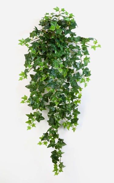 Künstlicher Efeu mit grünen Kunststoffblättern zur Wanddekoration oder als Sichtschutz.