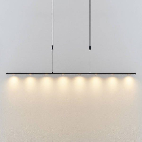 Schwarze, minimalistische LED-Pendelleuchte mit langer, schmaler Lichtleiste und rechteckigem Deckenbaldachin aus Metall.