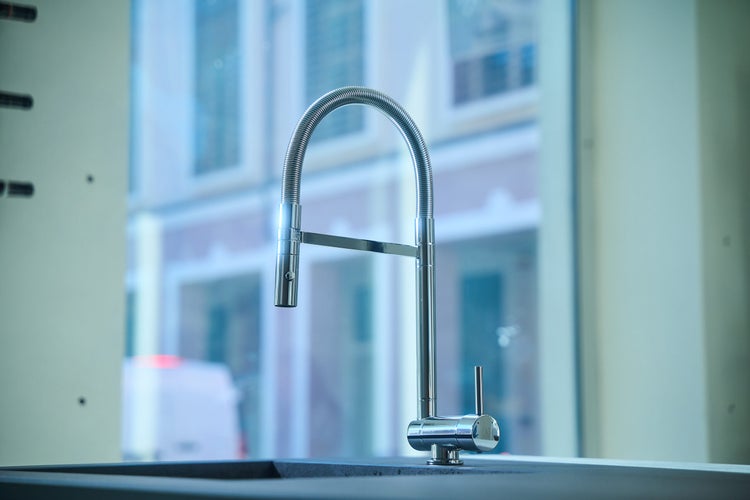 Wasserhahn Vorfenster Küchenarmatur, Umklappbar 6 CM, mit 360° schwenkbarem Auslauf, abnehmbare 2 strahl Handbrause, Verchromt