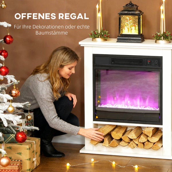 Weißer Elektrokamin mit lila Flammen und offenem Fach für Holzscheite in einem weihnachtlich dekorierten Raum mit einer Frau.