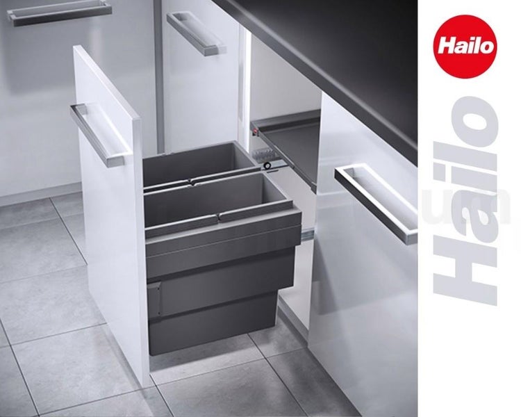 Hailo Einbau-Abfalltrennsystem mit zwei grauen Kunststoffbehältern in einem geöffneten weißen Unterschrank. Hailo Logo.
