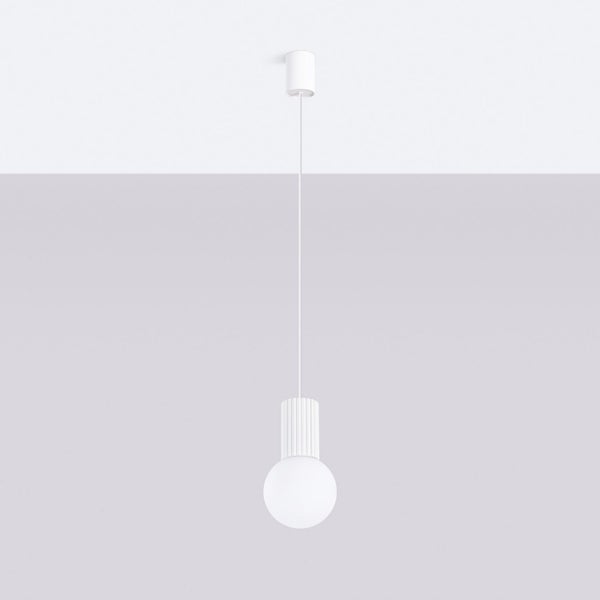 Weiße Pendelleuchte mit geriffeltem Sockel und runder opaler Glühbirne.