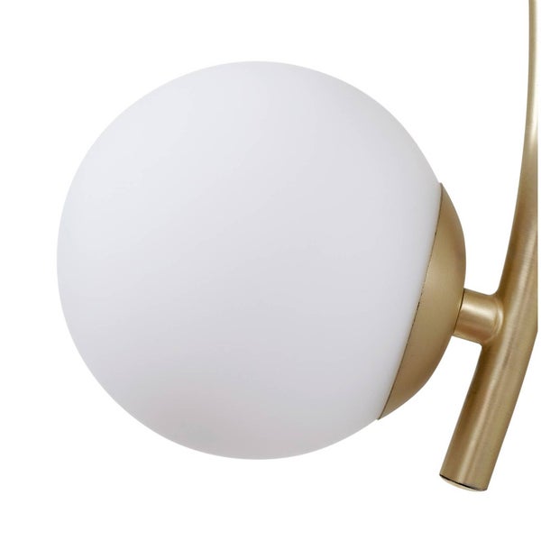 Nahaufnahme einer Lampe mit kugelförmigem Schirm und goldenem Gestell