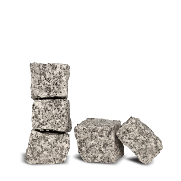 Granit-Pflastersteine, grob behauen in Würfelform.