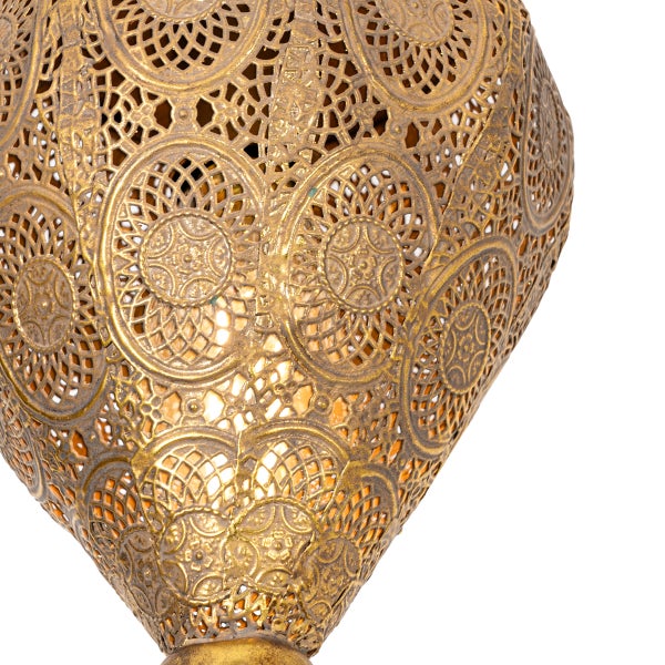 Nahaufnahme einer goldenen Hängelampe mit filigranem Muster