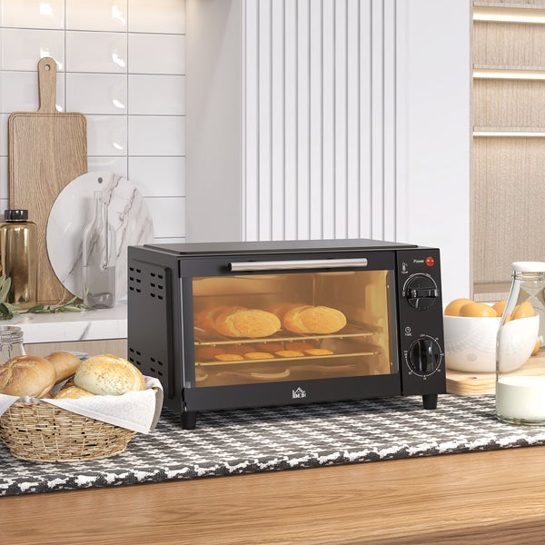 Moderner schwarzer Minibackofen mit Glastür auf einer Küchenarbeitsplatte, in dem Brötchen gebacken werden. Helle, organisierte Küche, HOMCOM Logo.