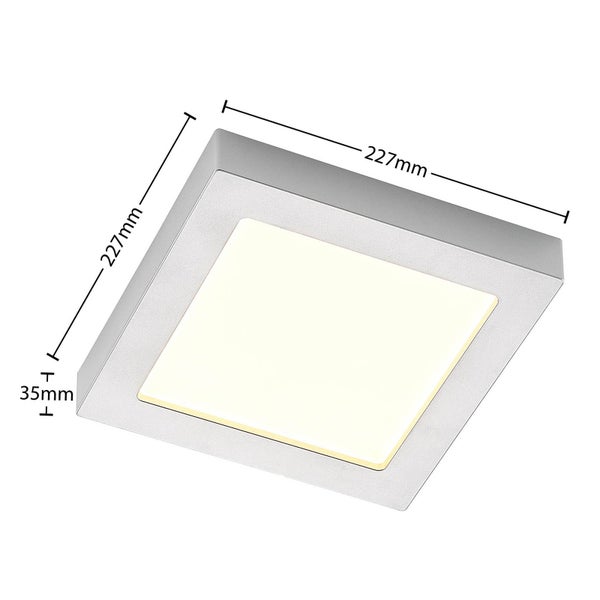 Quadratische LED-Deckenleuchte mit den Maßen 227 Millimeter mal 227 Millimeter und einer Höhe von 35 Millimeter.