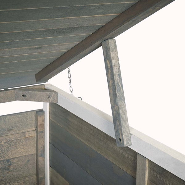 Detailansicht eines Gerätehauses mit Holzkonstruktion und Kette zur Deckelbefestigung