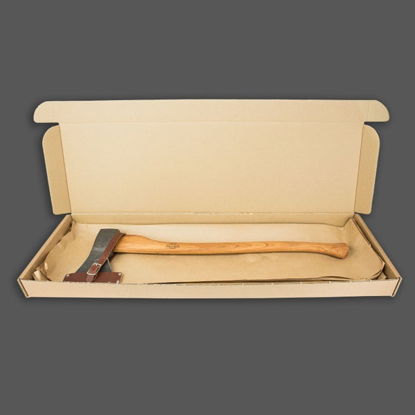 Eine Axt mit Holzstiel und Lederschneidenschutz, sicher verpackt in einem flachen Pappkarton.