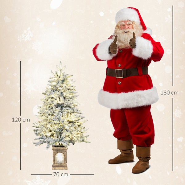 Beschneiter künstlicher Weihnachtsbaum mit Beleuchtung, 120 Zentimeter hoch und 70 Zentimeter breit, neben einem 180 Zentimeter großen Weihnachtsmann.