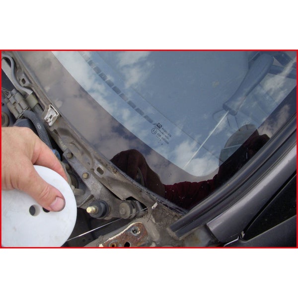 Offener Werkzeugkoffer mit Werkzeugen