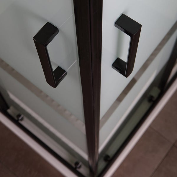 Detailaufnahme einer Duschkabine mit schwarzen Griffen und Milchglas