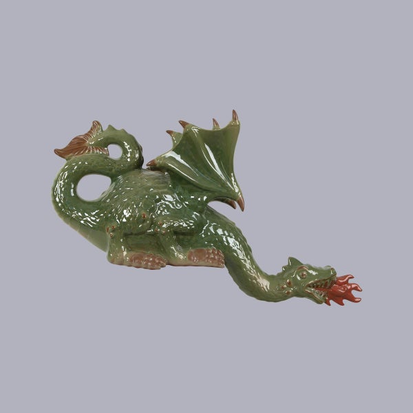 Grüner Drache aus glasierter Keramik, feuerspeiend, Dekofigur für den Garten.