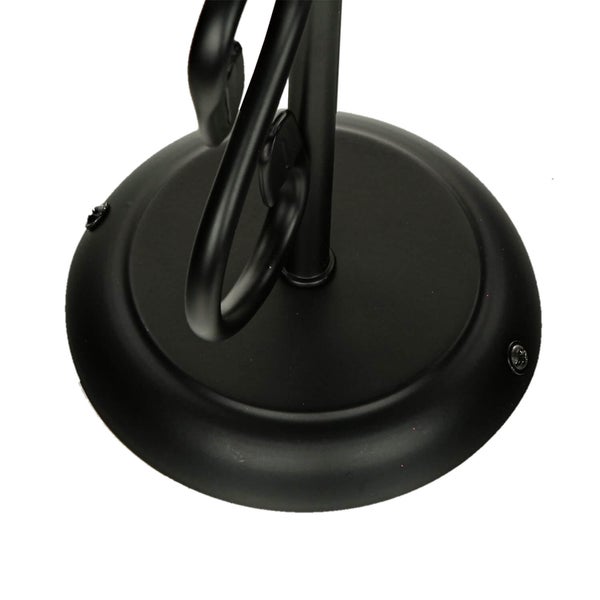 Detailaufnahme einer Deckenleuchte mit Metallelementen