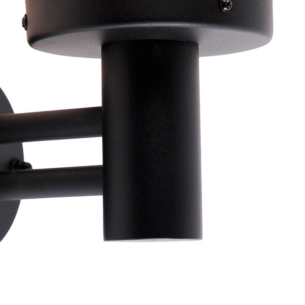 Detailansicht einer schwarzen Außenwandleuchte aus Metall mit zylindrischem Kopf.