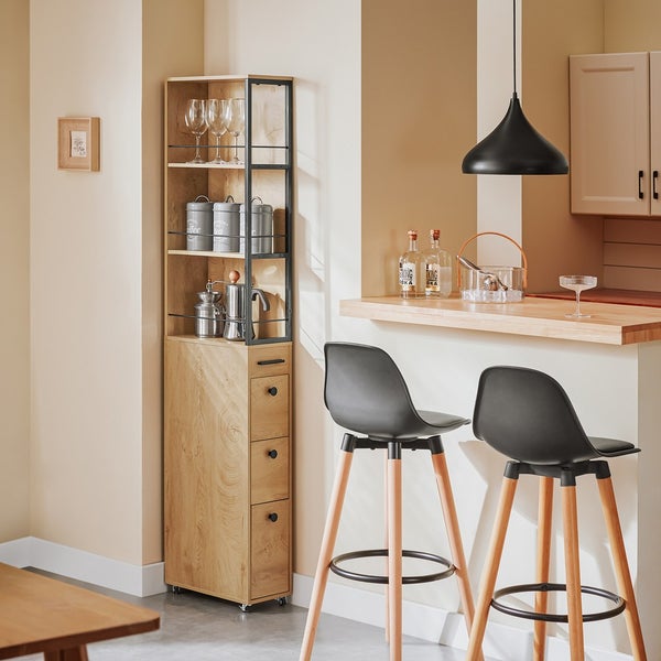 Küchenszene mit einem Regalwagen, zwei Barhockern und Küchenutensilien.
