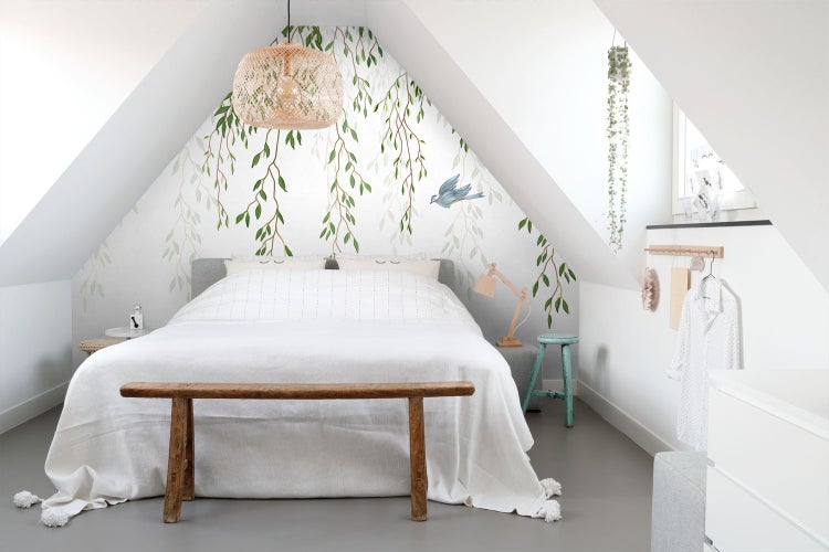 Schlafzimmer im Dachgeschoss mit Wandtapete, Bett und Holzbänken