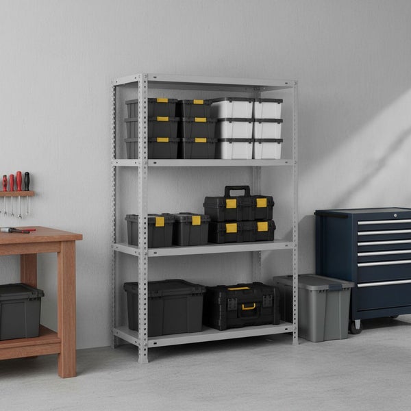 Graues Metallregal mit vier Fachböden in einer organisierten Werkstatt, bestückt mit Werkzeugkoffern und Boxen, neben einer Werkbank.