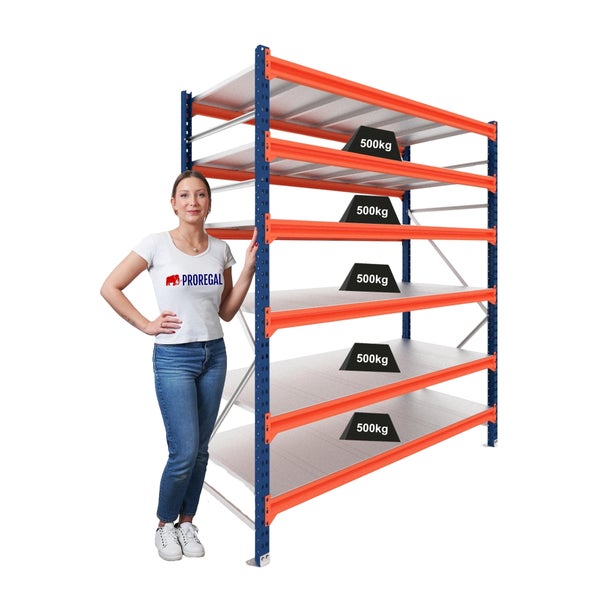 Weitspannregal mit fünf Ebenen, Traglast 500 Kilogramm pro Boden, Metallregal in Blau und Orange, Größenvergleich mit einer Person.