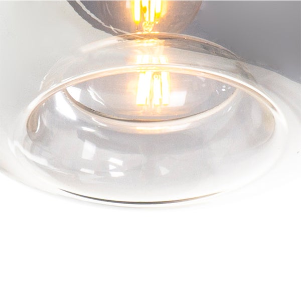 Nahaufnahme einer klaren Glasleuchte mit eingeschalteter Glühbirne