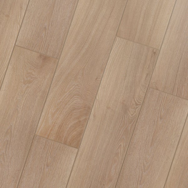Bodenfliese in Holzoptik aus Feinsteinzeug mit Maserung im Dielenformat.