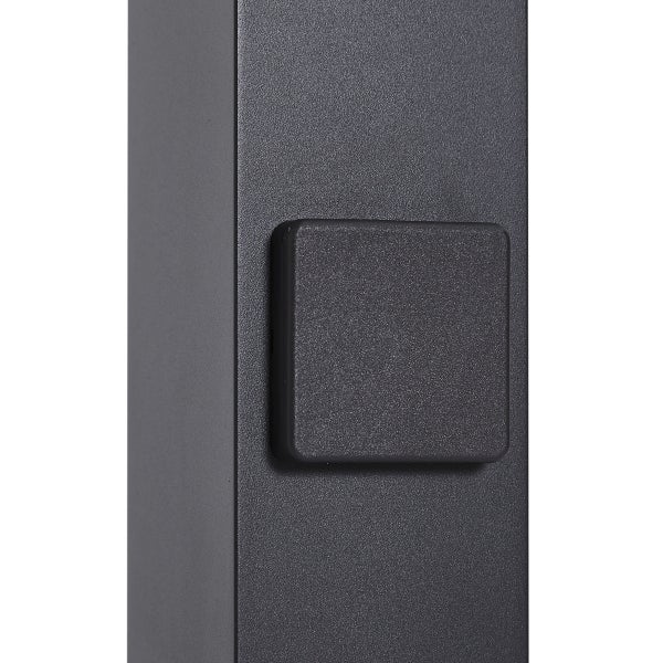 Quadratische Abdeckkappe an einem Metallpfosten mit einer fein strukturierten anthrazitfarbenen Oberfläche.