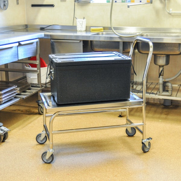 Transportwagen mit schwarzer Thermobox in einer Gastronomieküche
