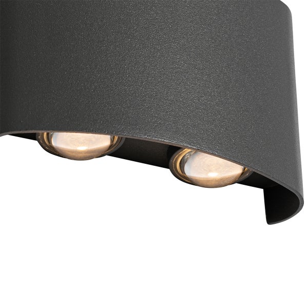 Gebogene Außenwandleuchte aus strukturiertem Metall mit zwei Lichtquellen.