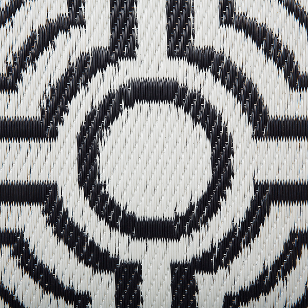 Detail eines gewebten Outdoor-Teppichs mit geometrischem Kreismuster.