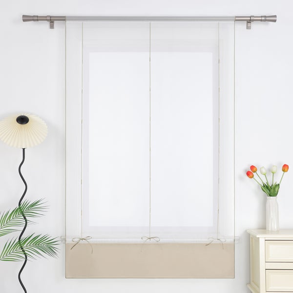 Dekoratives Fenster mit leichtem Vorhang an Gardinenstange